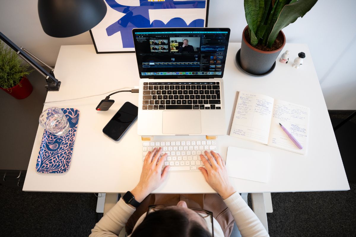 Agnes bei der Arbeit - fewolino video editing