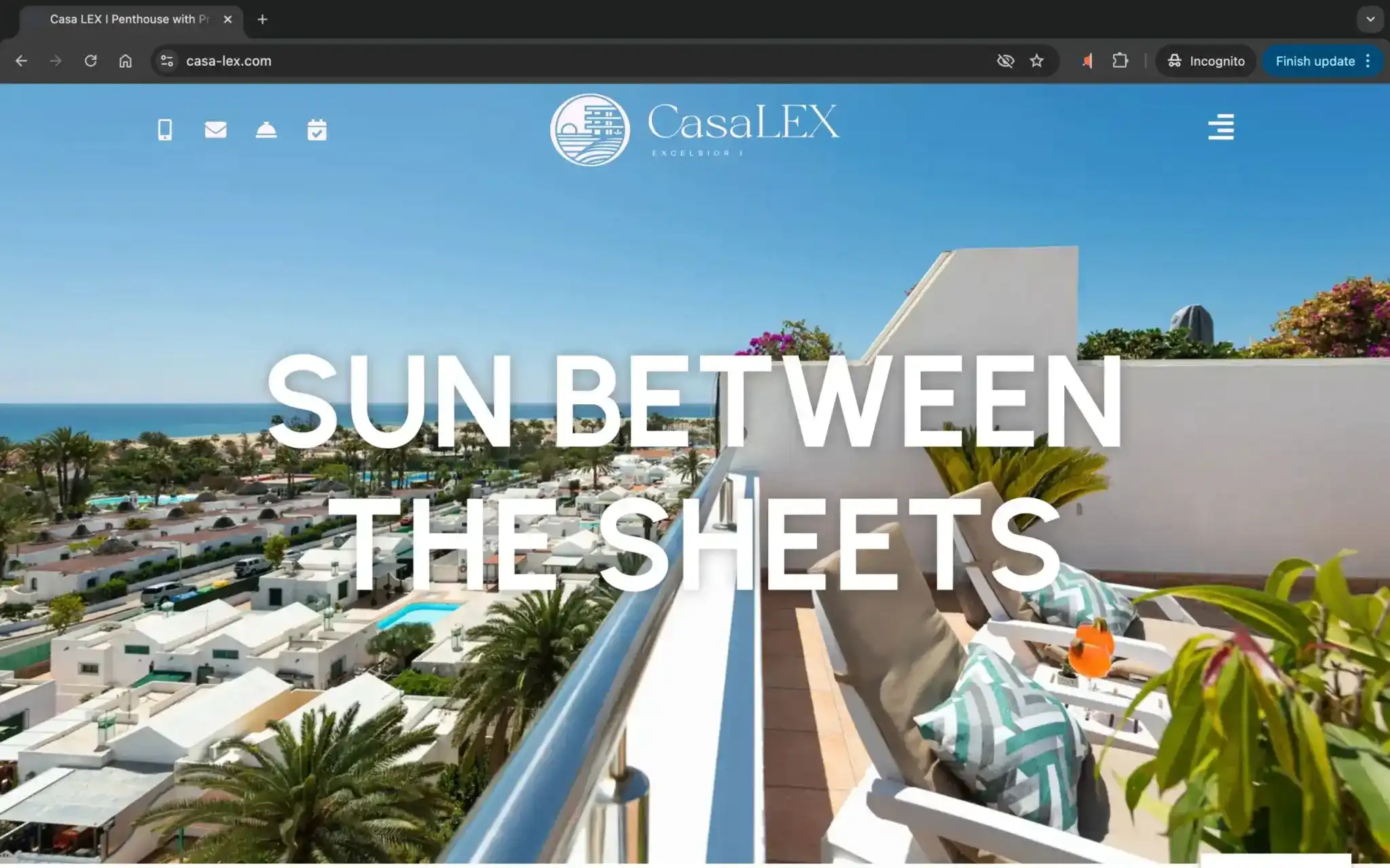 Website von Casa LEX mit sonniger Penthouse-Terrasse und Blick auf das Meer.