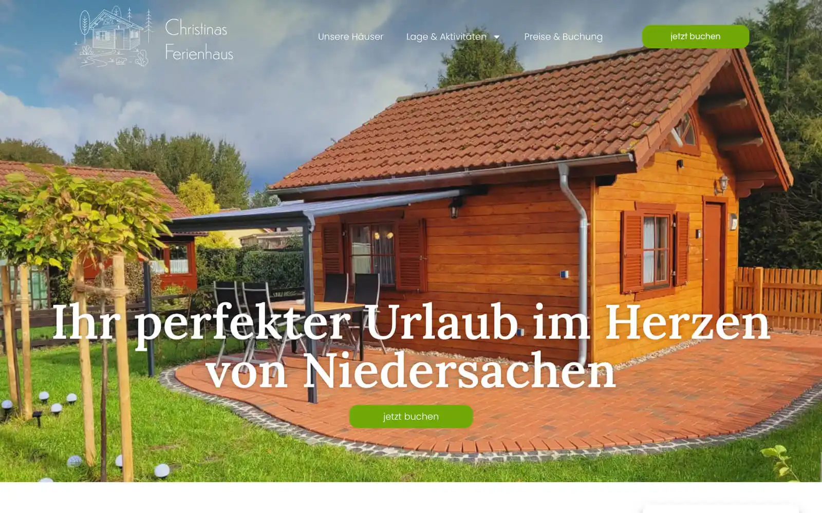 Website von Christinas Ferienhaus mit einem Holzhaus, überdachter Terrasse und Garten.