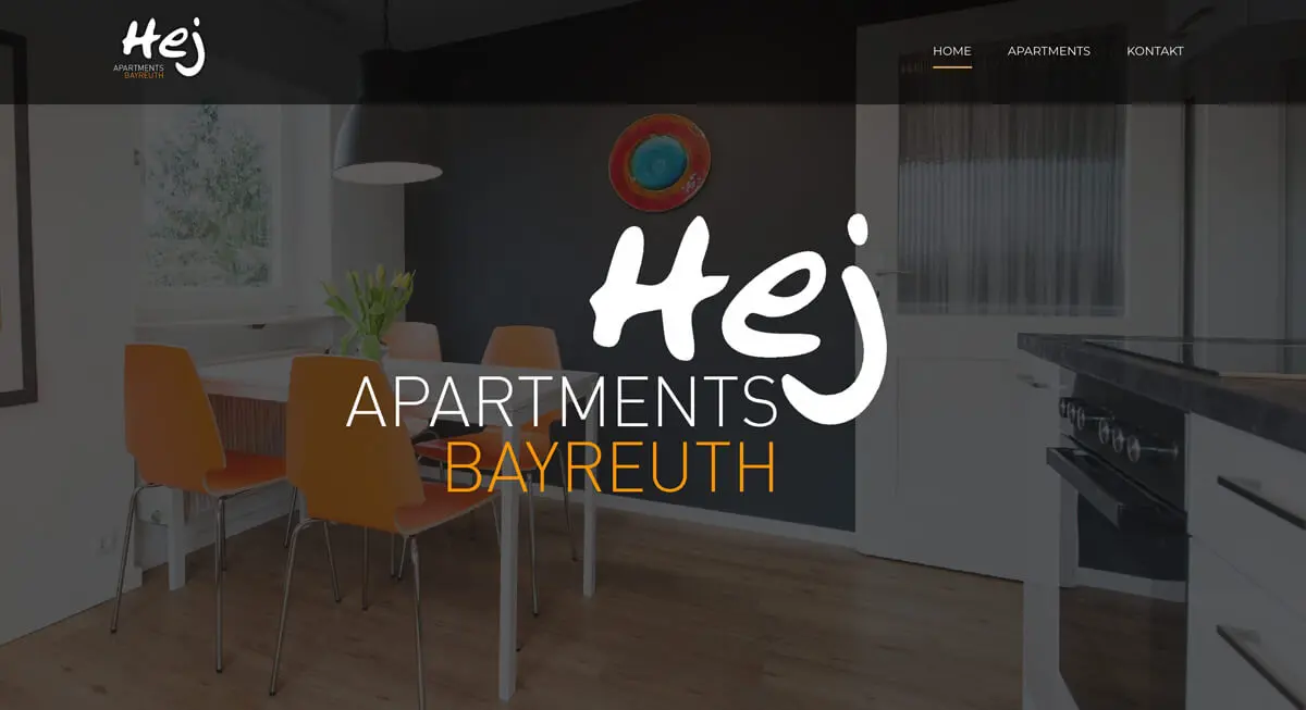 Website der Hej Apartments Bayreuth mit Essbereich, orangefarbenen Stühlen und Küchenzeile.