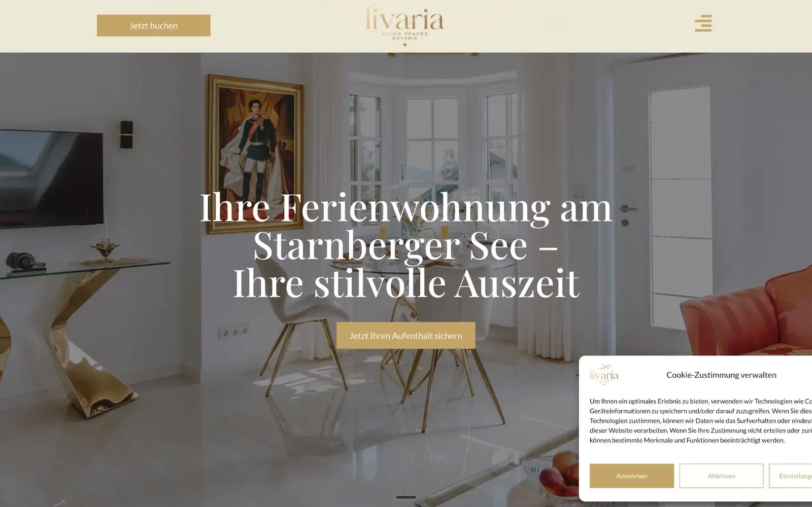 Website von Livaria mit hellem Wohnbereich, goldfarbenen Möbeln und integrierter Buchungsoption.