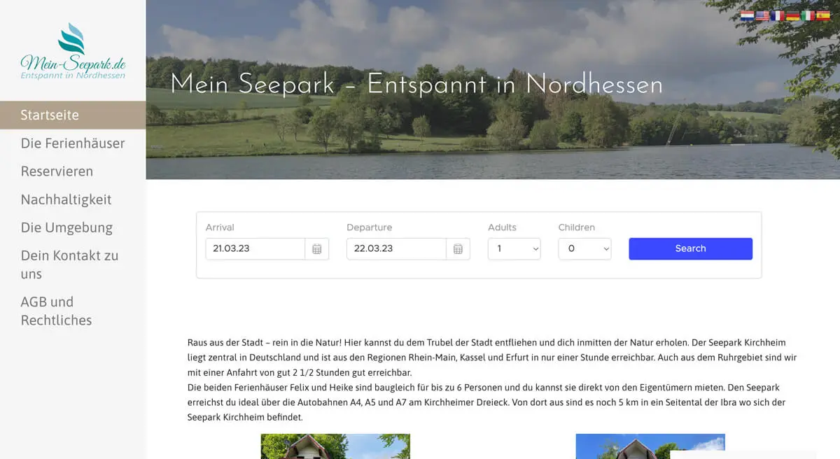 Website von Mein Seepark mit Seeansicht, Navigationsmenü und integrierter Buchungssuche.
