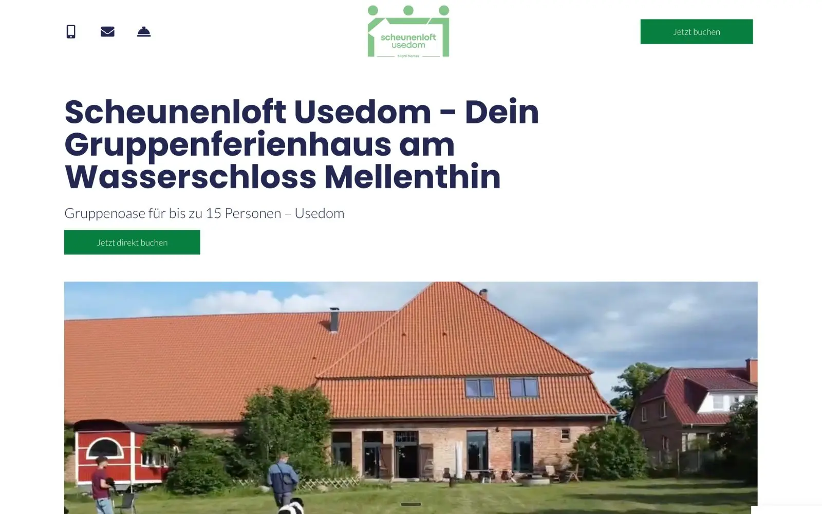 Website des Scheunenlofts Usedom mit großem Backsteingebäude, Garten und grüner Buchungsschaltfläche.