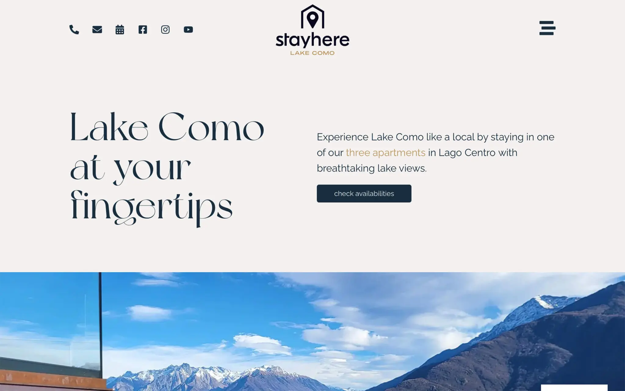 Website von Stayhere Lake Como mit Buchungsschaltfläche und Bergpanorama im unteren Bereich.
