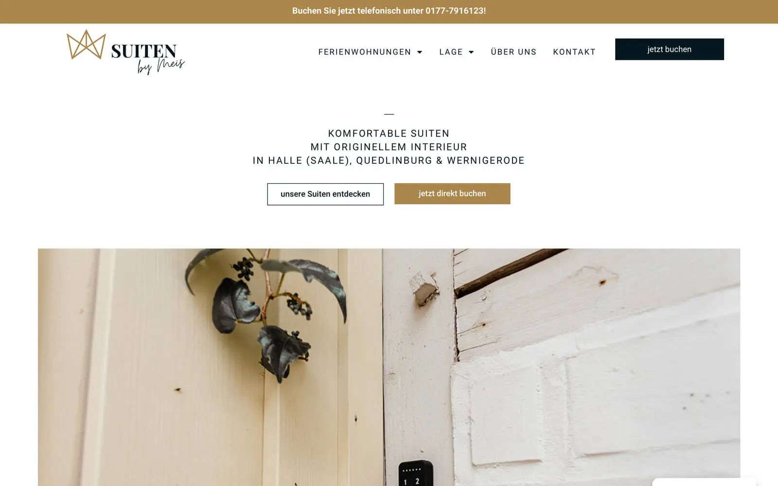 Website von Suiten by Meis mit Buchungsbuttons und einem Eingangsbereich mit weißer Holztür.
