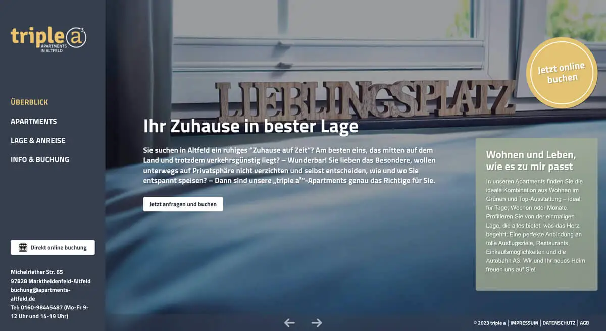 Website der Triple A Apartments mit Buchungsbuttons und großem Schriftzug am Fenster.
