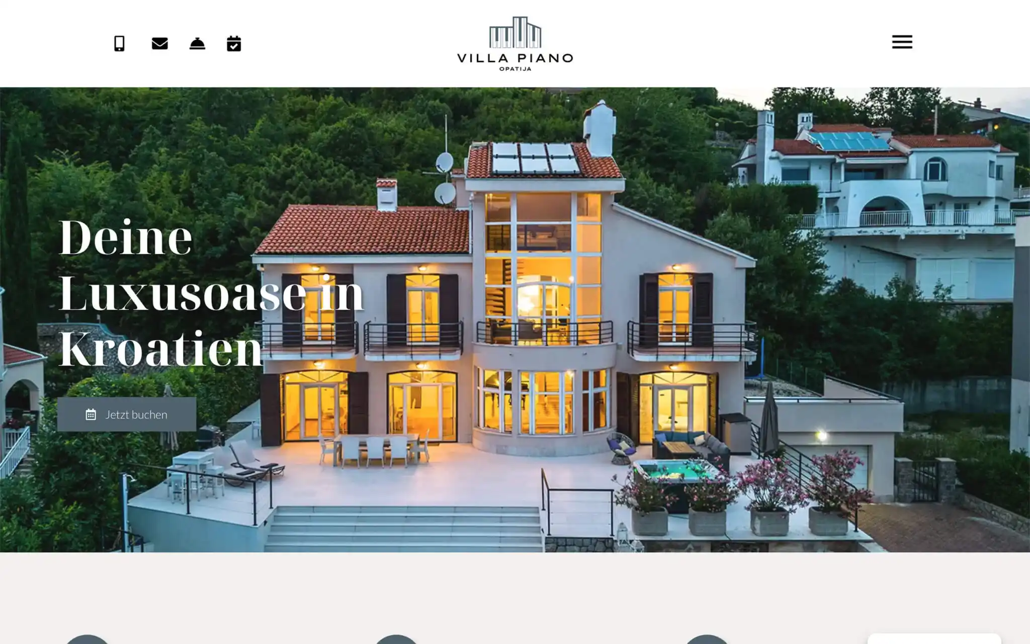 Website der Villa Piano mit beleuchteter Luxusvilla, großen Glasfenstern und Terrasse.