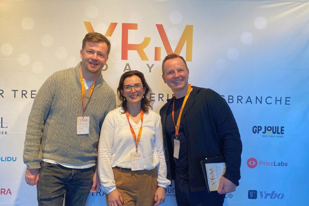 Philipp Reuter (Gründer von Smoobu), Christine van Tübbergen (Immo-VT GmbH) und Jacek Poplawski (fewolino) auf den VRM Days in Hamburg 2025