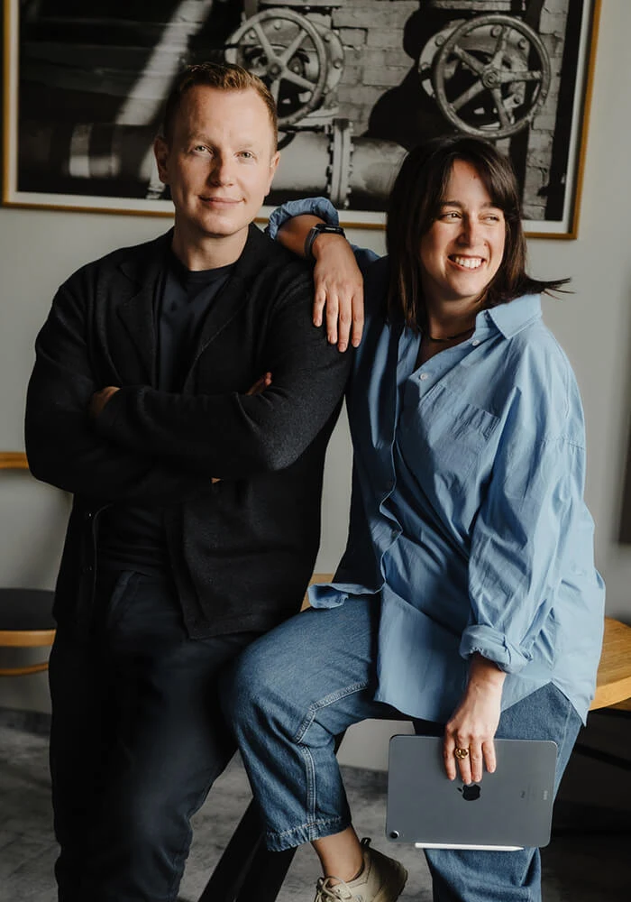Jacek und Agnes stehen nebeneinander und lächeln in die Kamera.