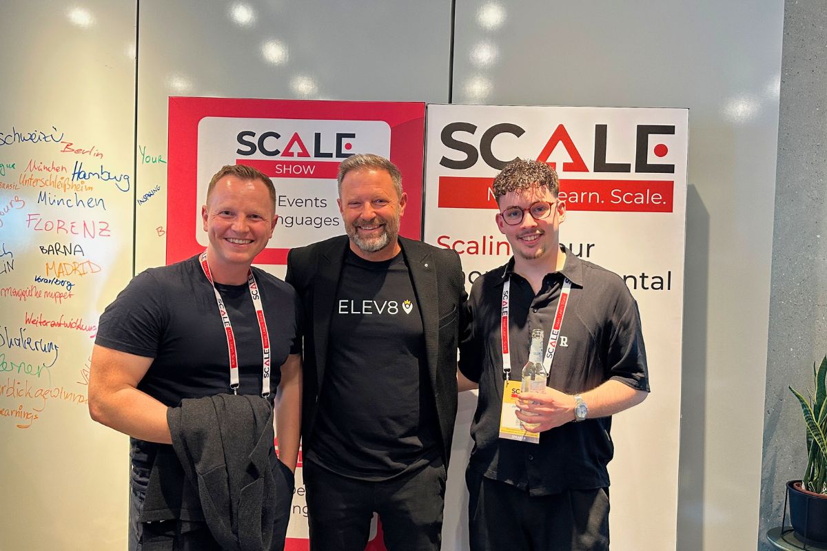 v.l. Jacek Poplawski (fewolino) mit Reto Baumgartner und Jan Minnier (hostflow.ch) auf der SCALE DACH Konferenz in München