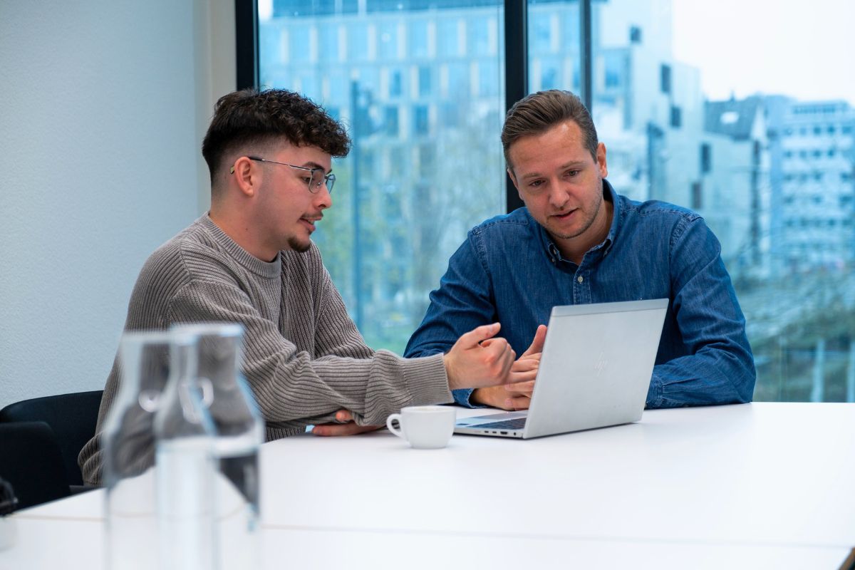 Jan Minnier mit Raffael bei einer Projektbesprechung in Interlaken