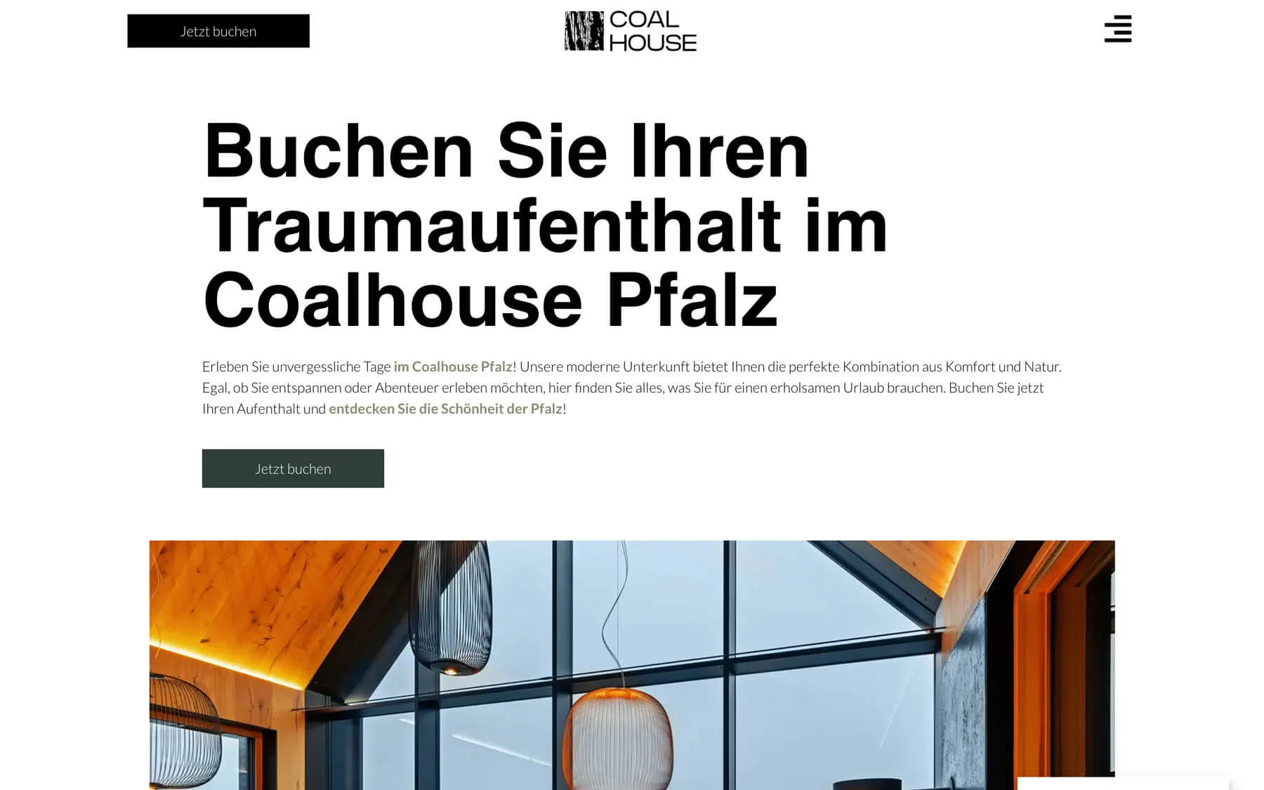 Website des Coalhouse Pfalz mit Buchungsbutton und großem Ferienhausfoto.