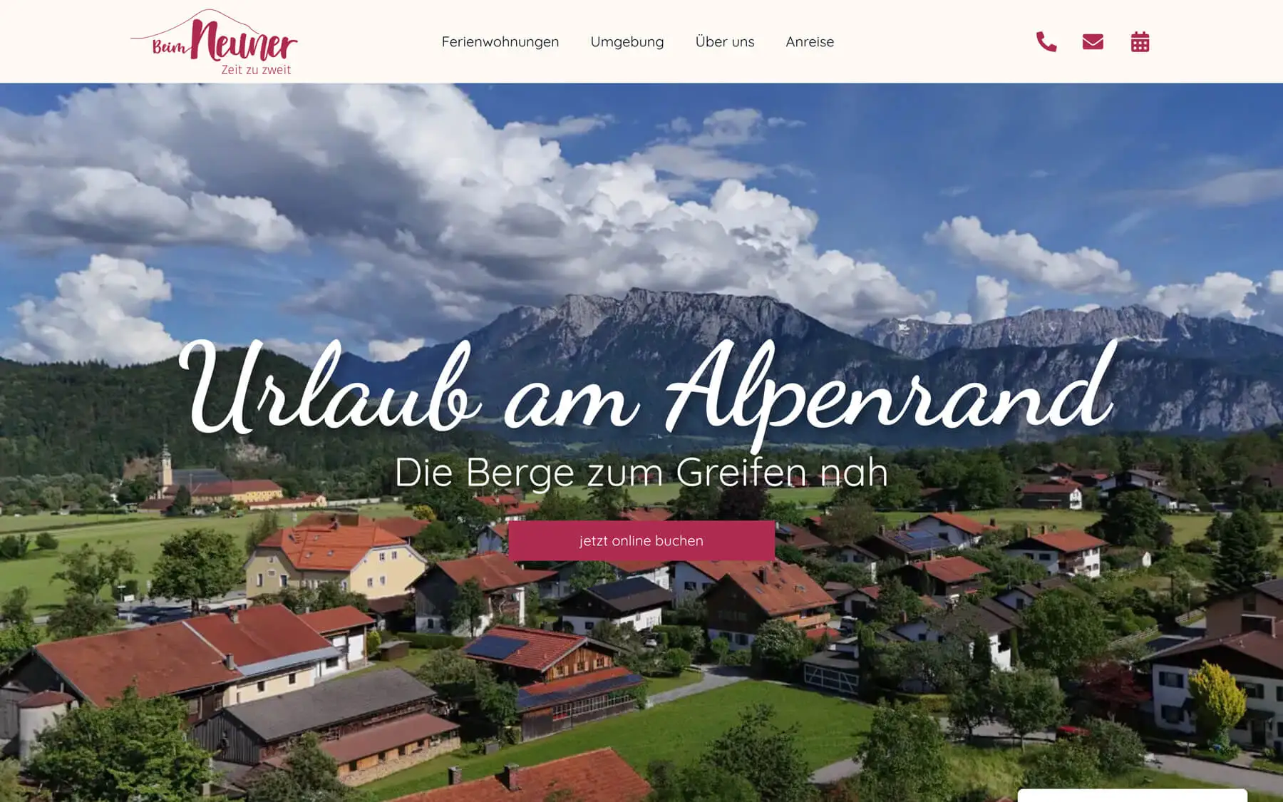 Ferienwohnungs-Website mit Alpenpanorama, Ortschaft und Button zur Onlinebuchung.