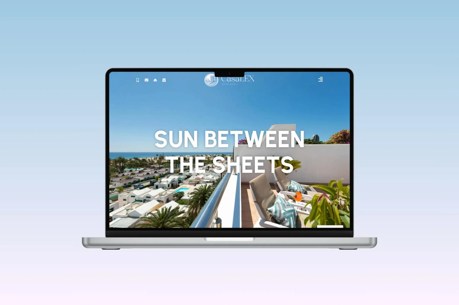 Laptop zeigt die Website CasaLEX mit Ferienunterkunft und Meerblick.