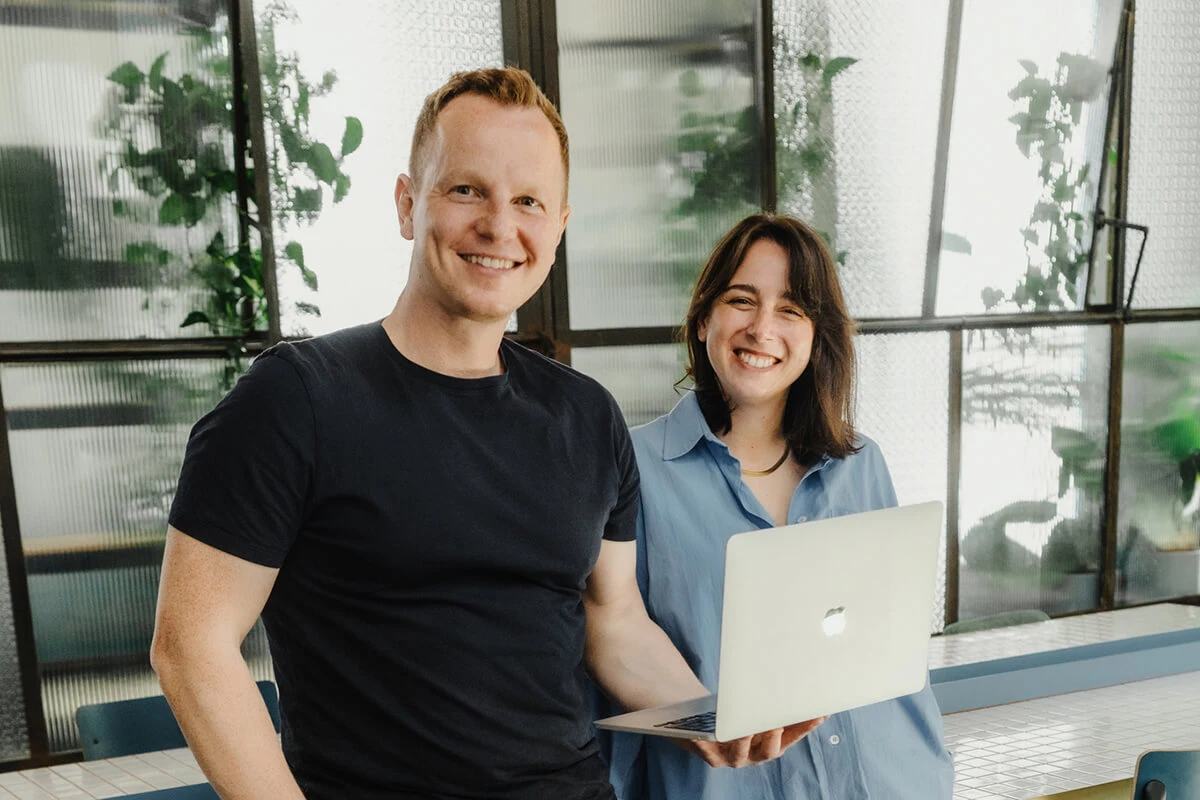 Fewolino Team mit Laptop für Webdesign und Website-Erstellung für Ferienwohnungen und Ferienhäuser.