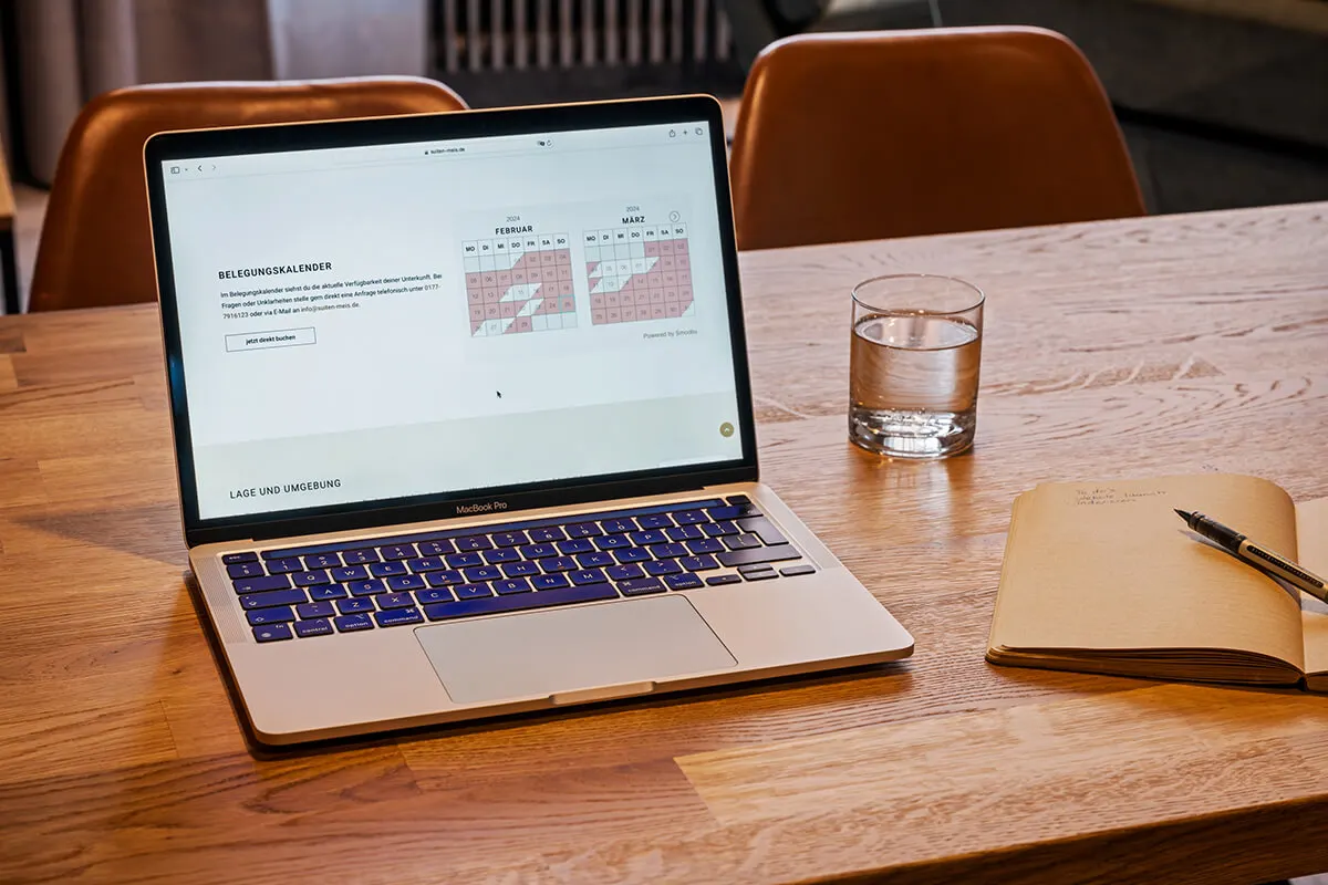Laptop zeigt einen Belegungskalender mit freien und belegten Tagen einer Unterkunft.
