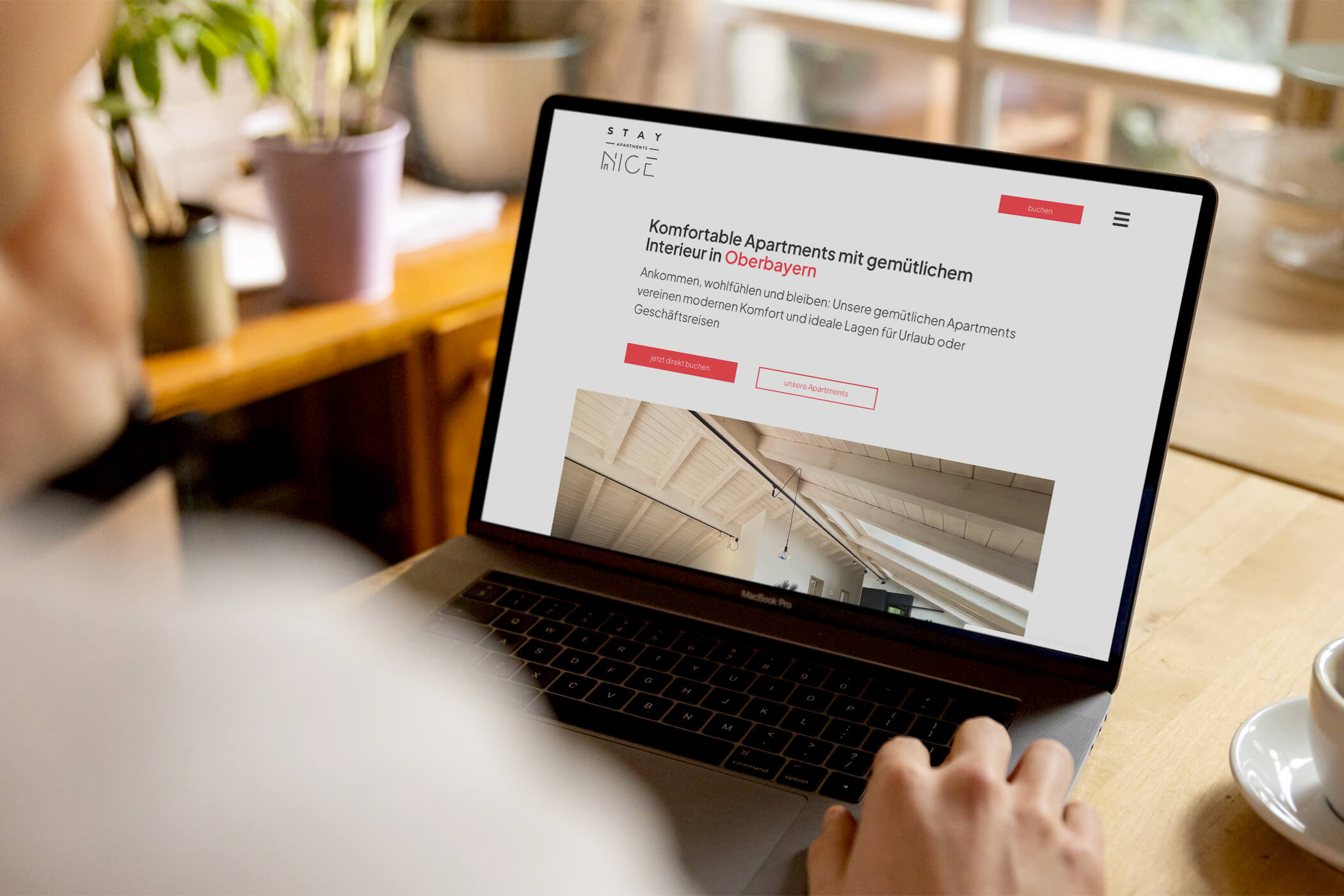 Website von Stay Nice Apartments Oberbayern auf Laptop mit Hero-Sektion
