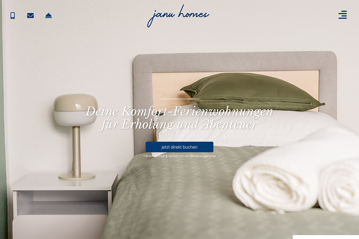 Hero-Sektion der Website Janu Homes mit modernem Bett und direktem Buchungsbutton