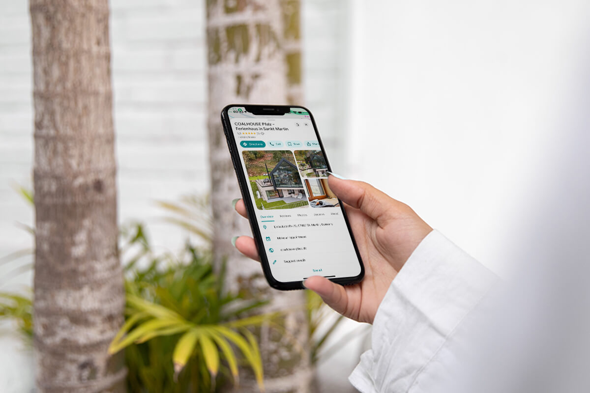 Smartphone zeigt Ferienhaus-Coalhouse Pfalz auf Booking.com – Online-Suche nach Ferienwohnung