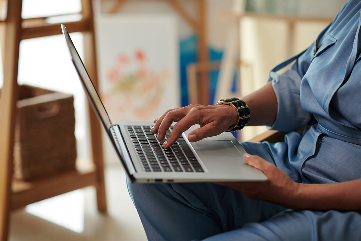 Gastgeber arbeitet am Laptop – Ferienwohnung Online-Marketing und Google Maps Optimierung