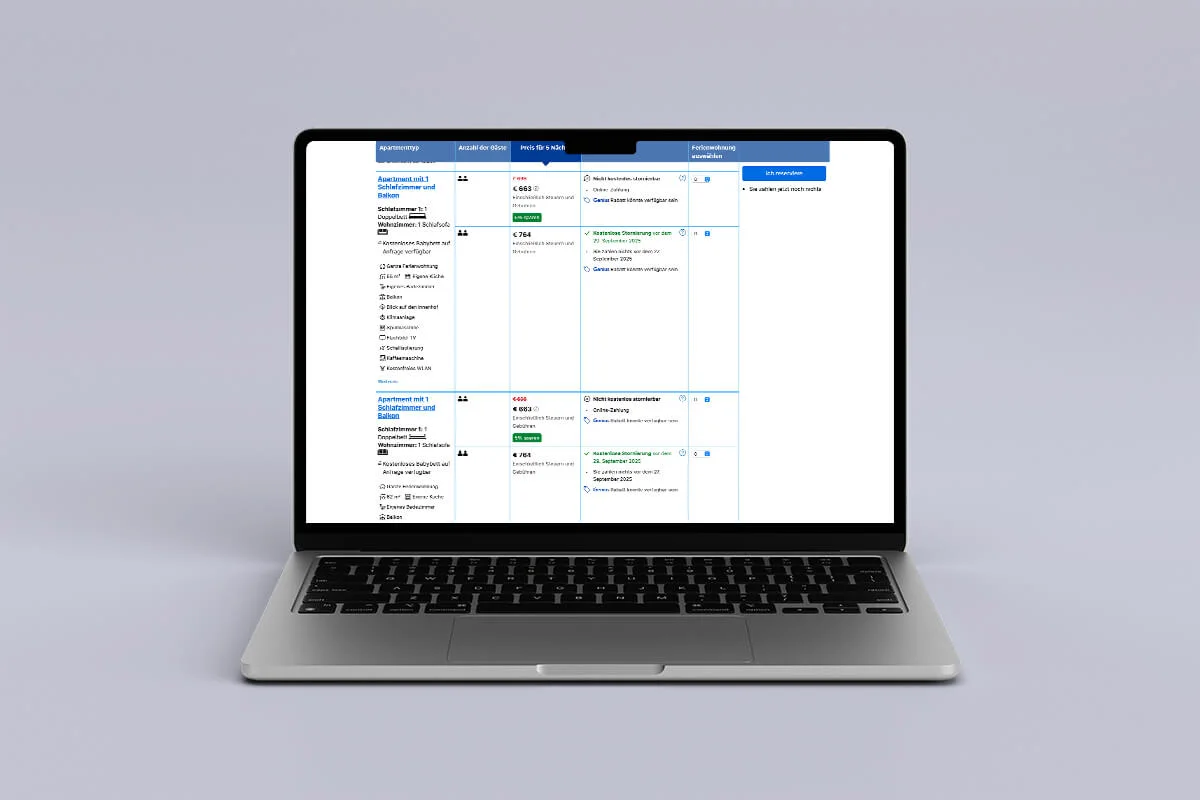 Ein Laptop zeigt die Booking.com Verwaltung mehrerer Apartments mit Preisen und Verfügbarkeiten.