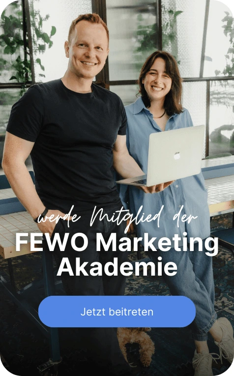 Jacek und Agnes lächeln gemeinsam mit Laptop für die Fewo Marketing Akademie.