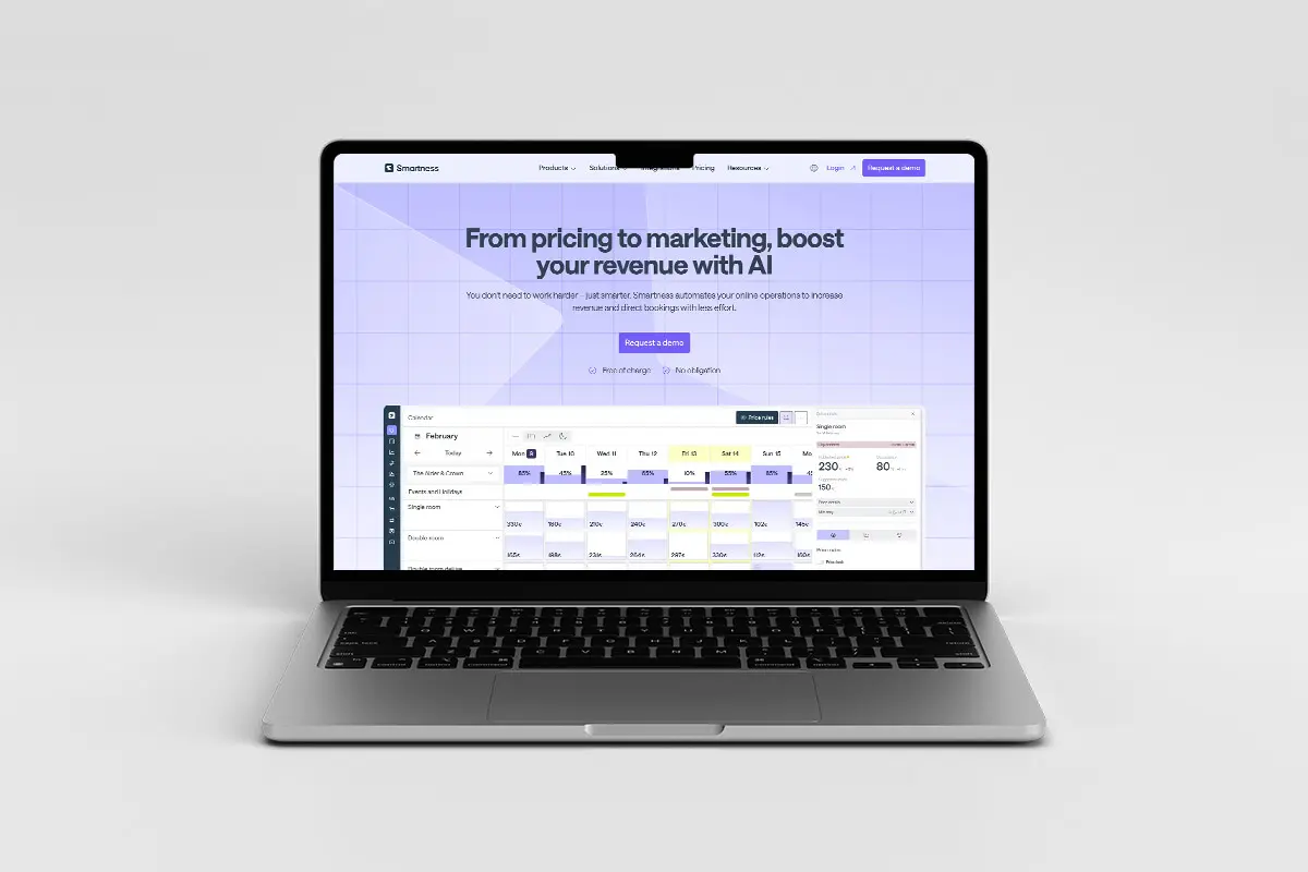 Ein Laptop zeigt Smartness mit Kalenderansicht für dynamische Preisgestaltung und Umsatzsteuerung.