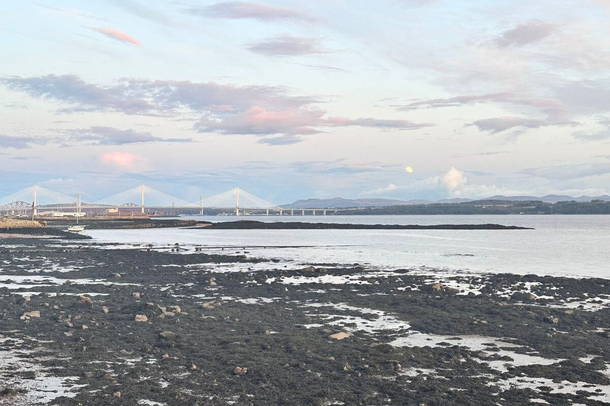 Queensferry Crossing über den Firth of Forth bei Edinburgh im Abendlicht