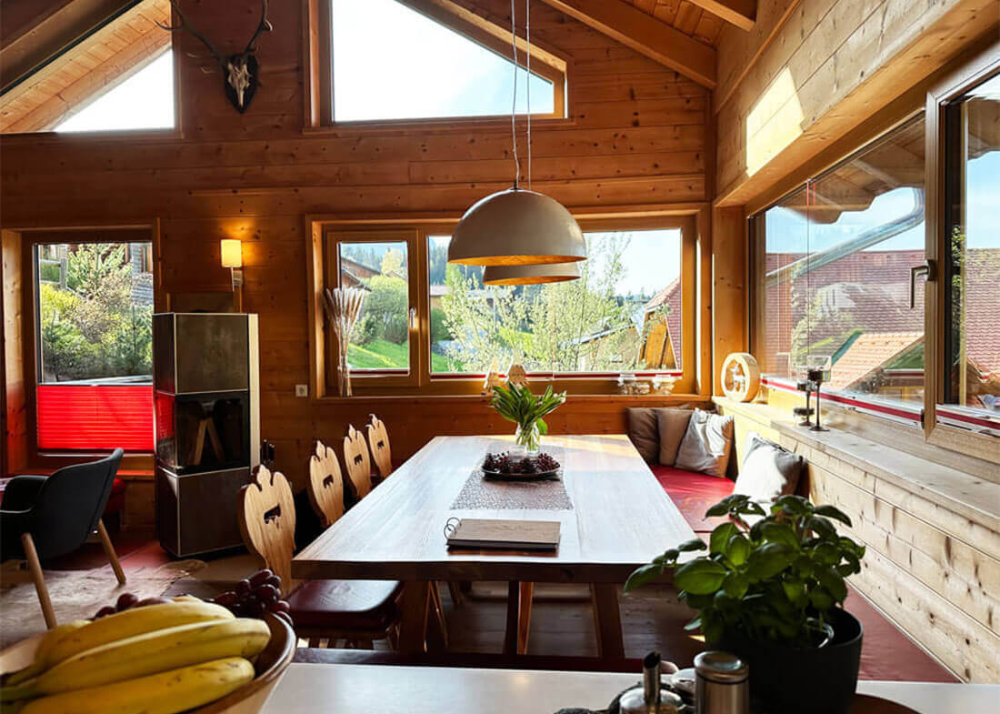 Heller Essbereich im Chalet mit Panoramafenstern und Blick auf das Salzburger Land