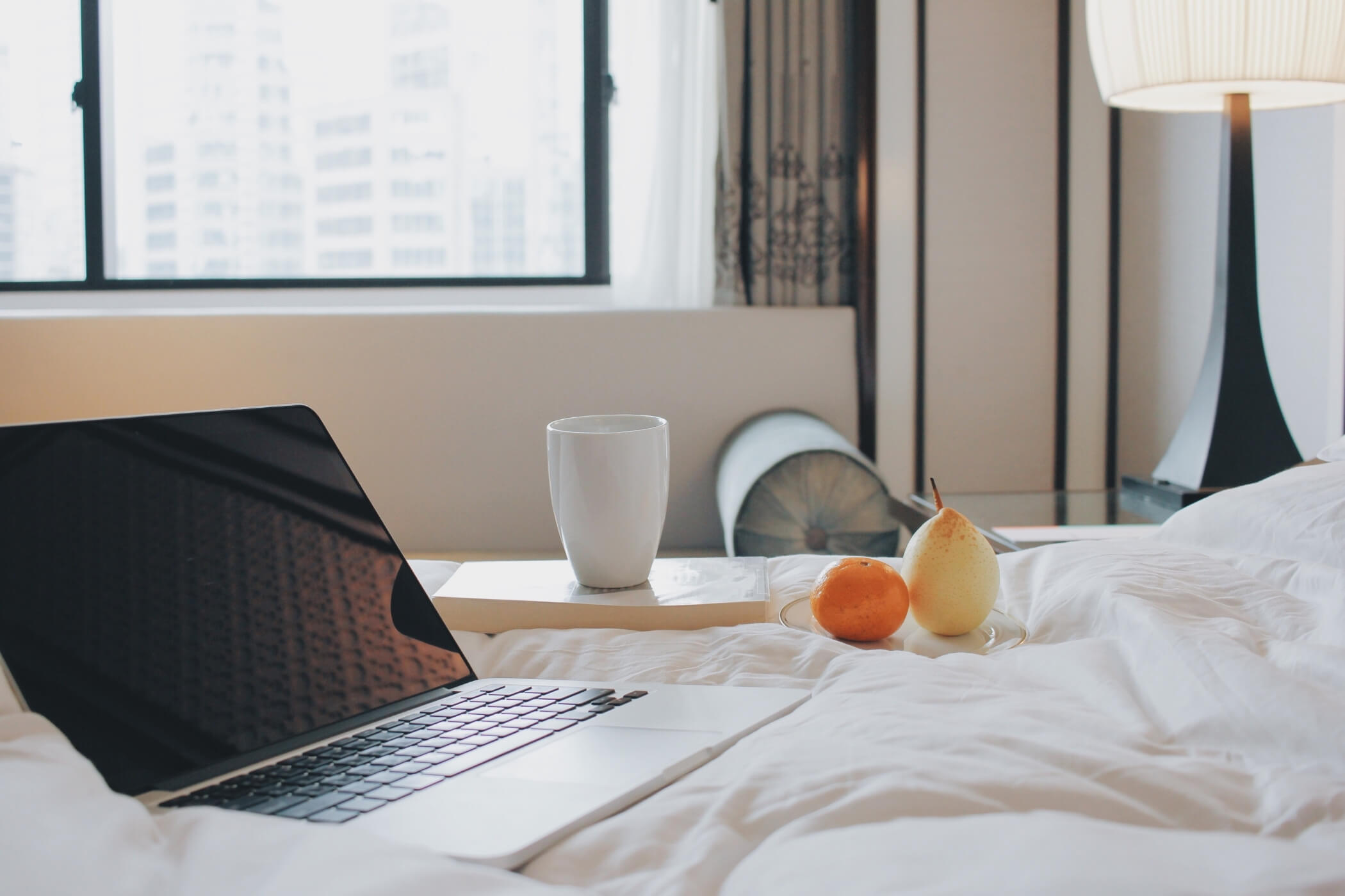 Arbeiten und entspannen im gemütlichen Ferienapartment mit Obst und Kaffee