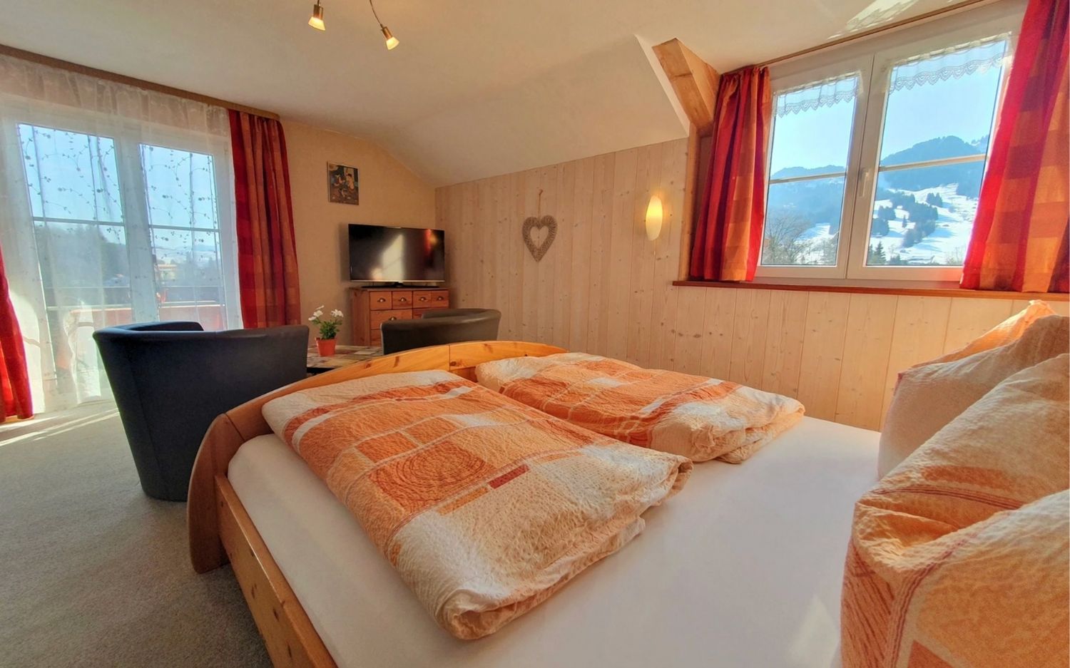 Ferienwohnung Haus Hindelang mit Doppelbett, Balkon und Alpenpanorama in Nesselwang