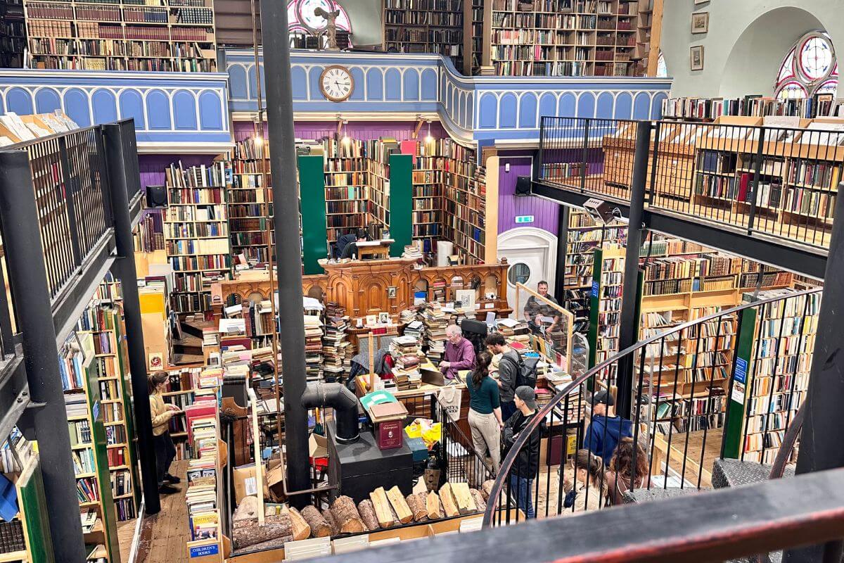 eakey’s Bookshop in Inverness mit tausenden Büchern und antikem Charme