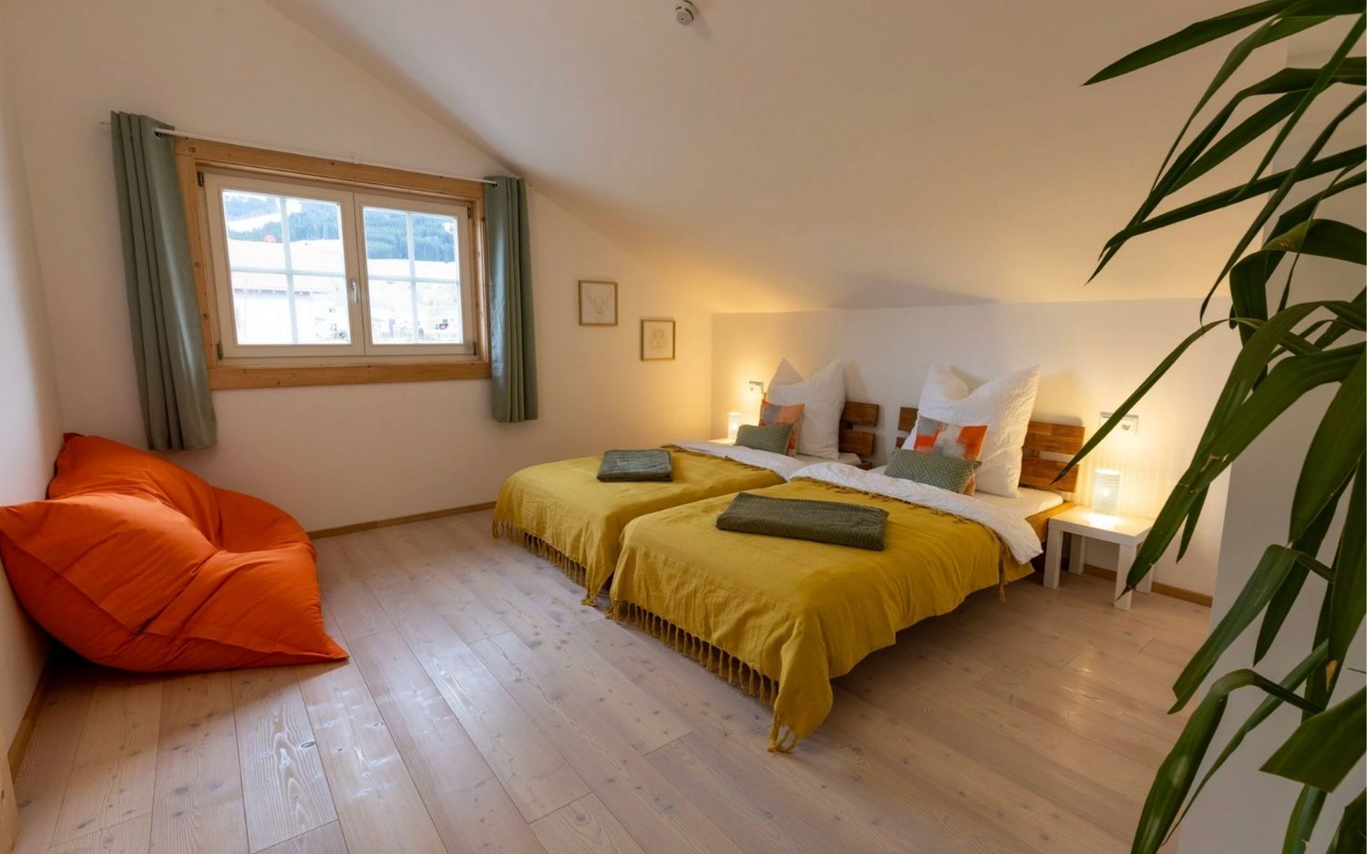 Gemütliches Schlafzimmer mit zwei Einzelbetten, Holzdekor, Blick ins Allgäu