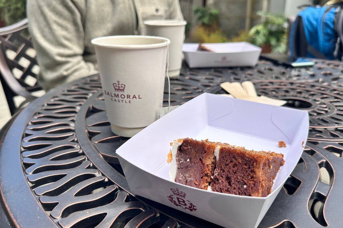 Kaffee und Kuchen im Balmoral Castle Café in Royal Deeside