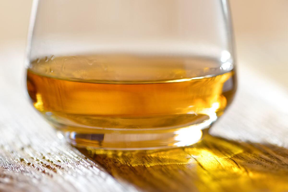 Traditionelles schottisches Whiskyglas für Gäste in der Ferienunterkunft