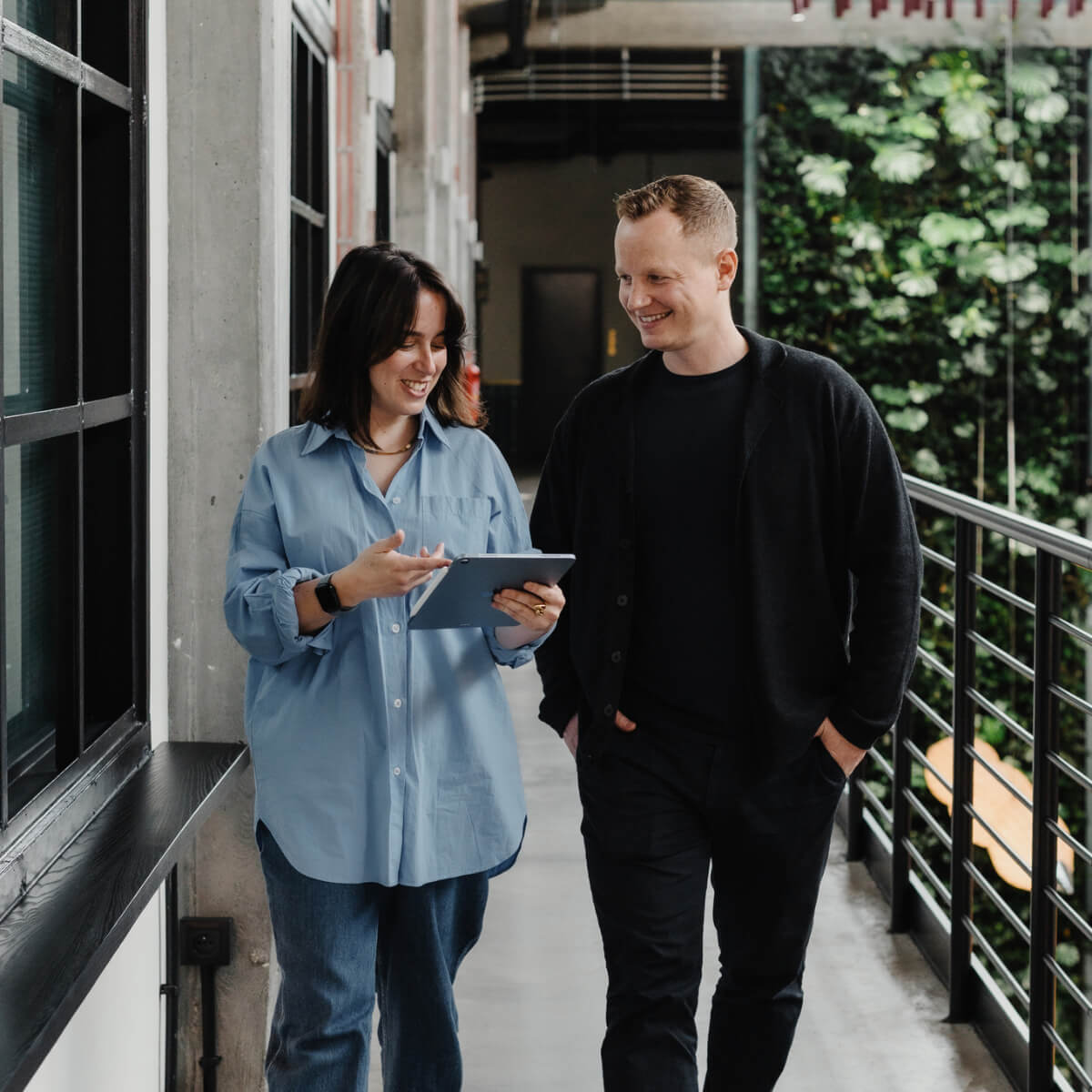 Fewolino Gründer Jacek und Agnes im Gespräch über FEWO-Marketing mit Tablet