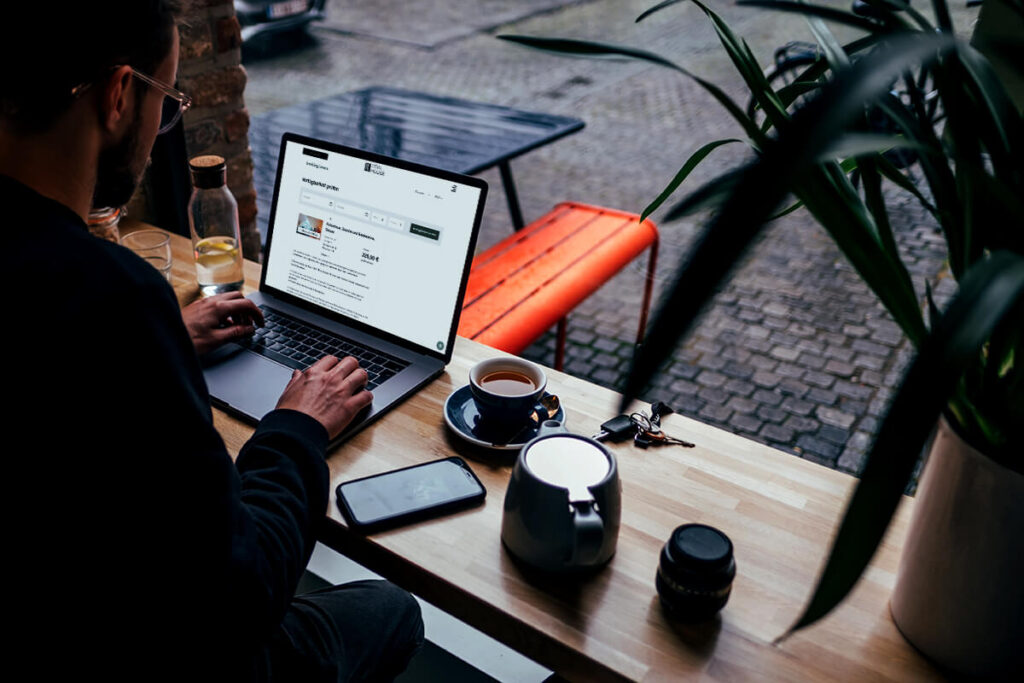 Gast bucht Ferienwohnung direkt über eine Online-Buchungsstrecke auf einer WordPress-Webseite