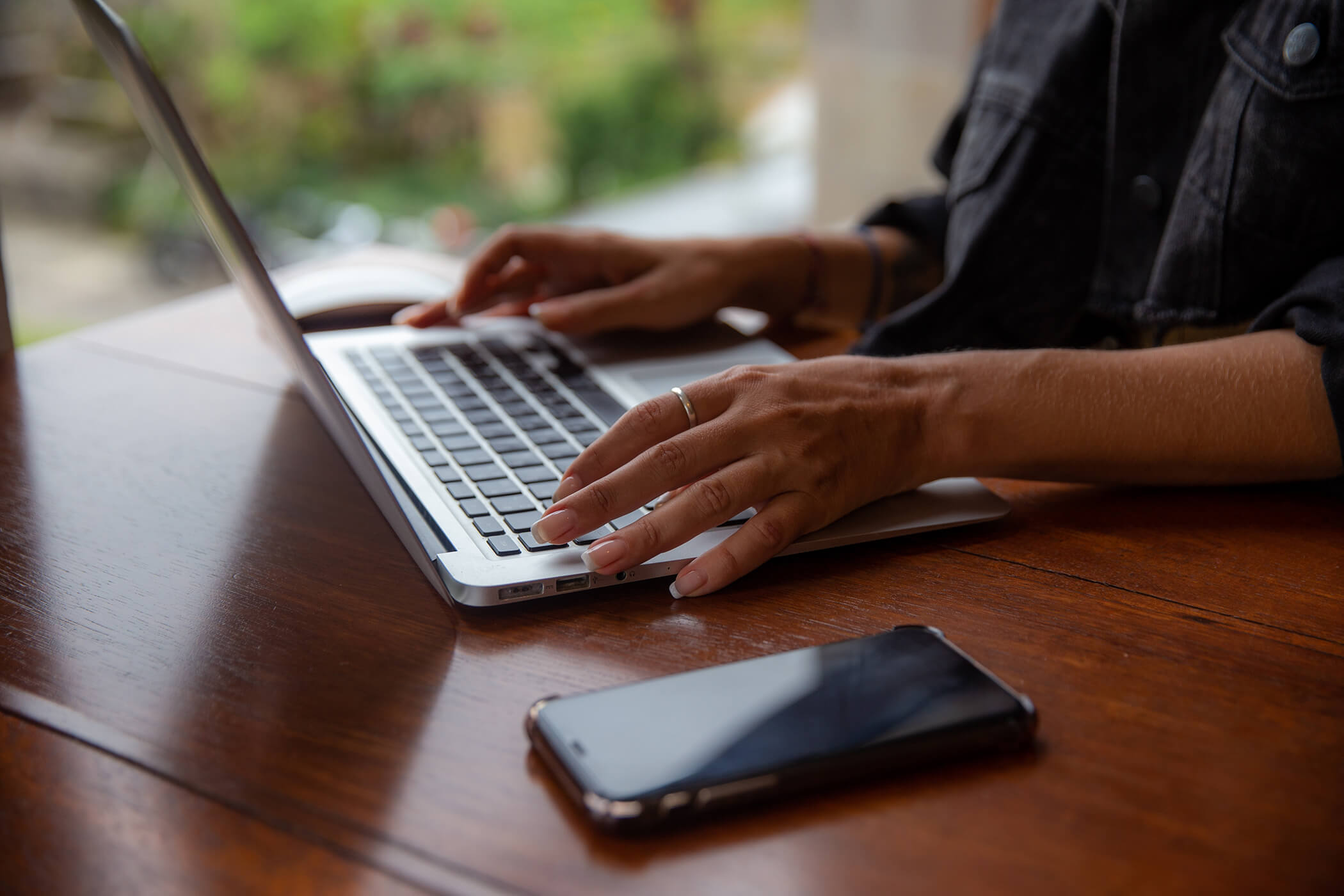 Gastgeber optimiert Booking.com Extranet am Laptop – aktive Ferienwohnung Vermarktung
