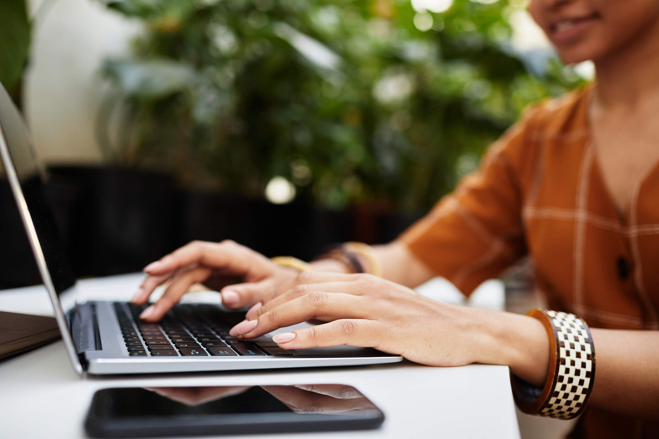 Gastgeberin arbeitet mit KI am Laptop – ChatGPT Prompts richtig nutzen für Ferienwohnungen