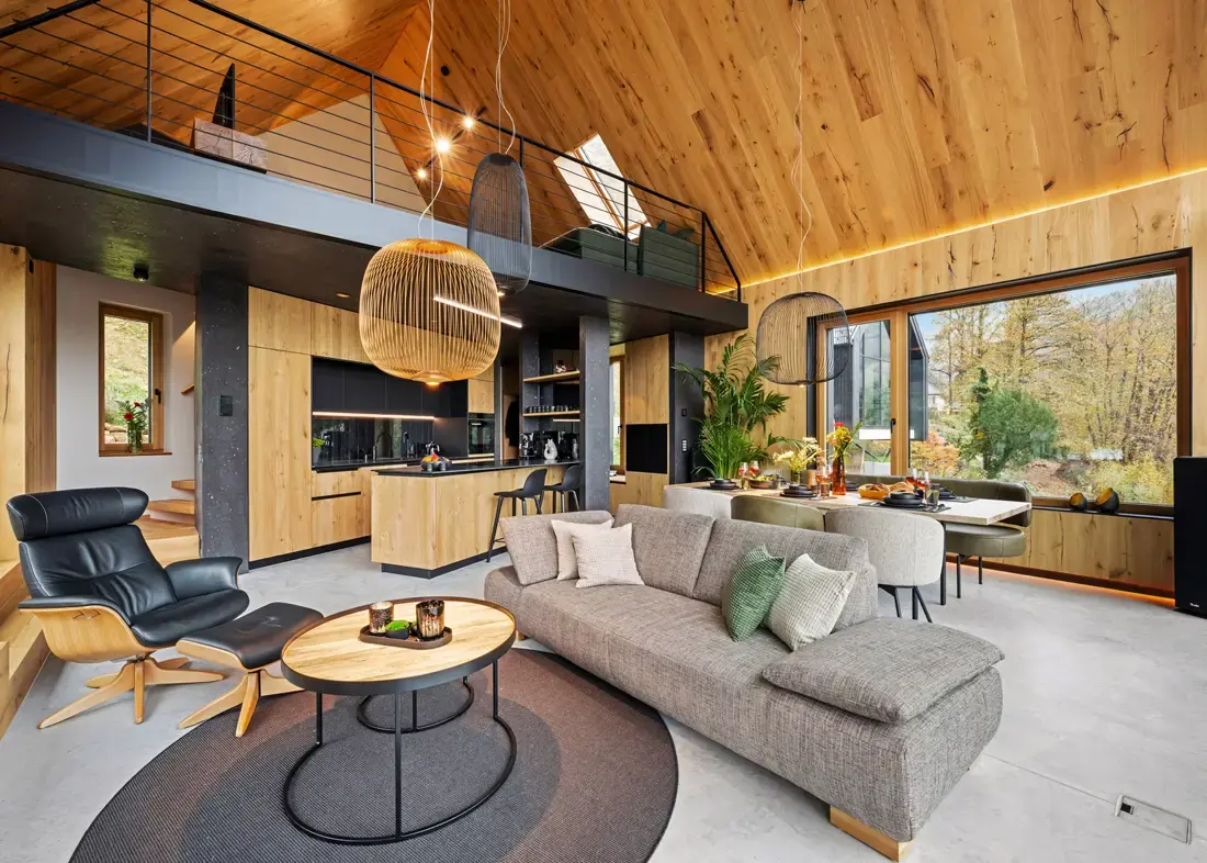 Moderner Wohnbereich im Coalhouse Pfalz mit offener Küche und Holzinterieur.
