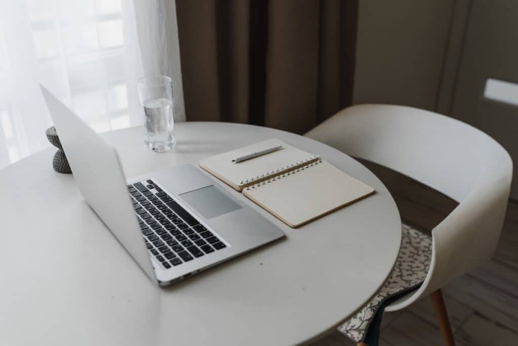 Laptop auf modernem Arbeitstisch für die strategische Optimierung einer Ferienwohnung im Online-Buchungsmarkt
