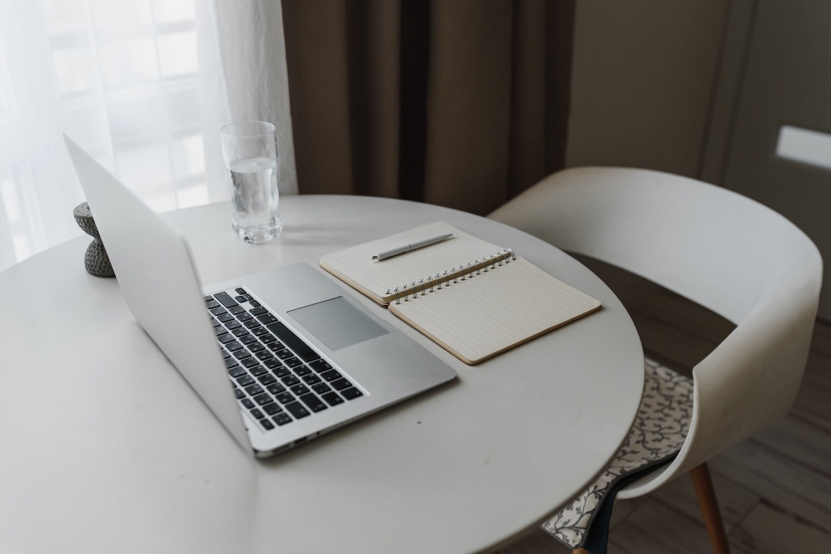 Laptop auf modernem Arbeitstisch für die strategische Optimierung einer Ferienwohnung im Online-Buchungsmarkt