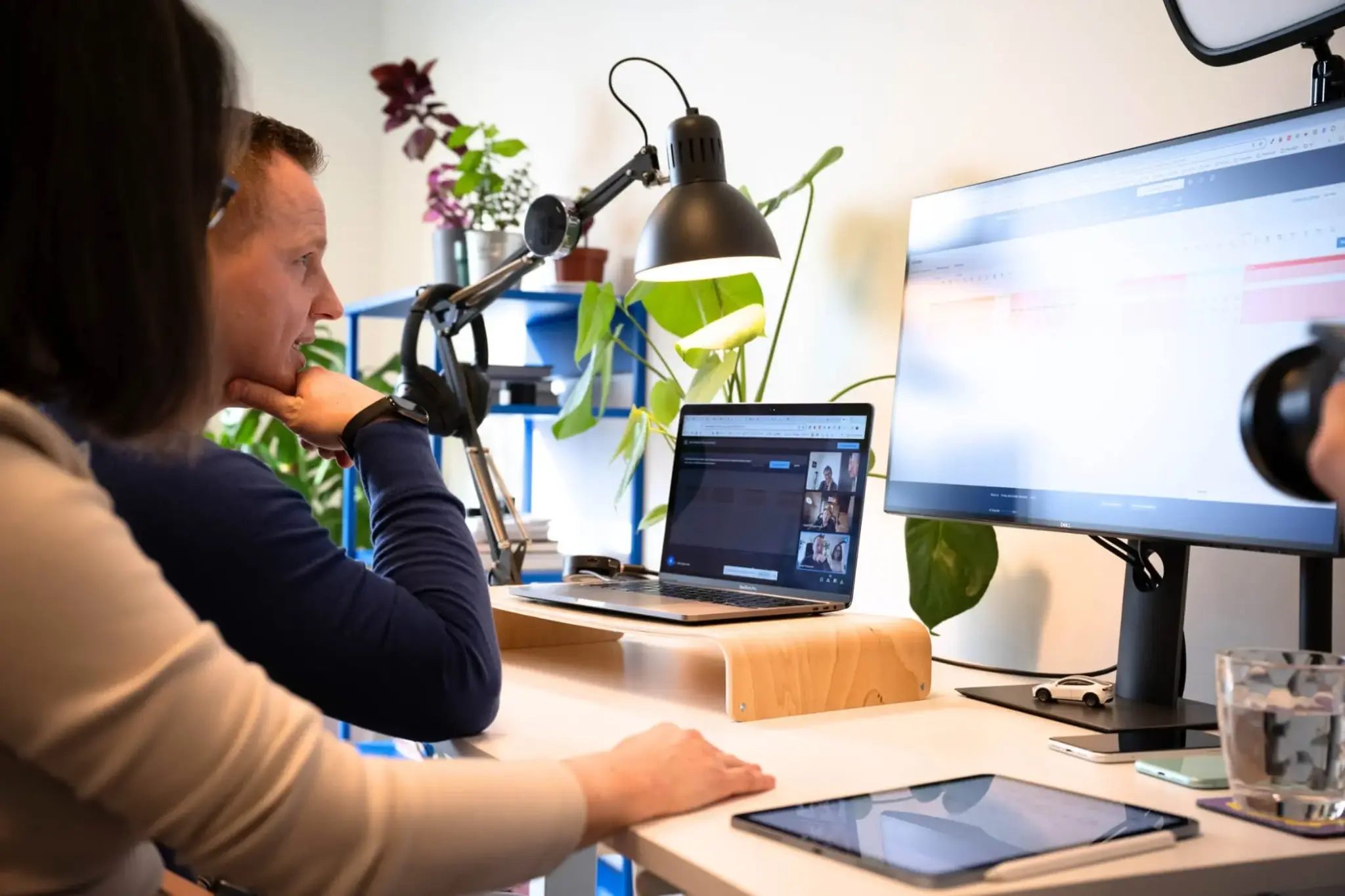 Zwei Personen arbeiten gemeinsam am Computer während eines Online-Coachings.