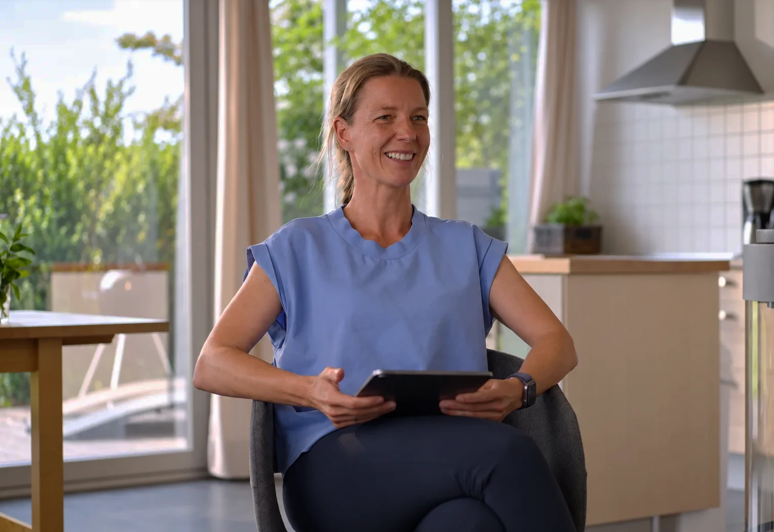 Antje von Wiesengeflüster mit Tablet in ihrer Ferienunterkunft als Beispiel für echte Kundenarbeit und erfolgreiche Ferienvermietung.